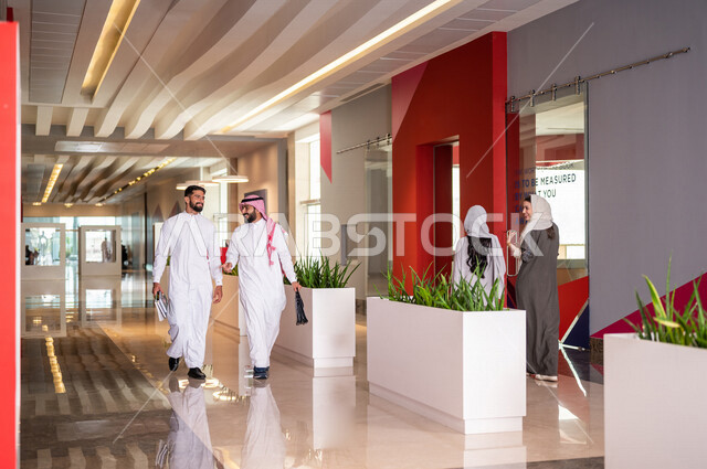 طلاب جامعيون عرب سعوديون خليجيون في بهو الجامعه, التجول في مبنى الجامعه, خروج الطلاب, الحرم الجامعي, جامعات أكاديميه متطوره, موظفون عرب سعوديون خليجيون في مبنى الشركه, بداية الدوام الرسمي, خروج الموظفين, شركات عربيه سعوديه خليجيه