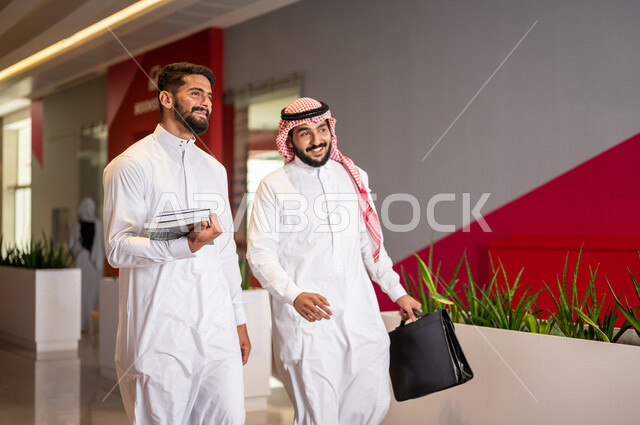 صوره مقربه لطلاب جامعيون عرب سعوديون خليجيون في بهو الجامعه, التجول في مبنى الجامعه, خروج الطلاب, الحرم الجامعي, جامعات أكاديميه متطوره, موظفون عرب سعوديون خليجيون في مبنى الشركه, بداية الدوام الرسمي, خروج الموظفين, شركات سعوديه