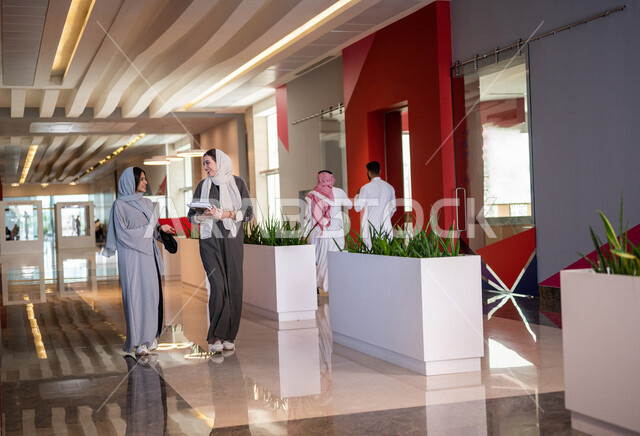طلاب جامعيون عرب سعوديون خليجيون في بهو الجامعه, التجول في مبنى الجامعه, خروج الطلاب, الحرم الجامعي, جامعات أكاديميه متطوره, موظفون عرب سعوديون خليجيون في مبنى الشركه, بداية الدوام الرسمي, خروج الموظفين, شركات عربيه سعوديه خليجيه