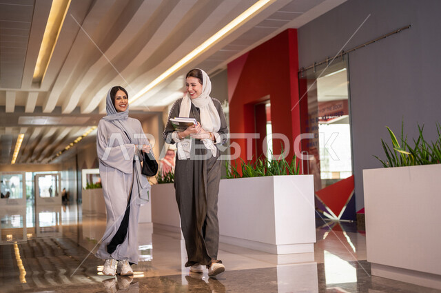 طلاب جامعيون عرب سعوديون خليجيون في بهو الجامعه, التجول في مبنى الجامعه, خروج الطلاب, الحرم الجامعي, جامعات أكاديميه متطوره, موظفون عرب سعوديون خليجيون في مبنى الشركه, بداية الدوام الرسمي, خروج الموظفين, شركات عربيه سعوديه خليجيه