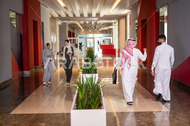طلاب جامعيون عرب سعوديون خليجيون في بهو الجامعه, التجول في مبنى الجامعه, خروج الطلاب, الحرم الجامعي, جامعات أكاديميه متطوره, موظفون عرب سعوديون خليجيون في مبنى الشركه, بداية الدوام الرسمي, خروج الموظفين, شركات عربيه سعوديه خليجيه
