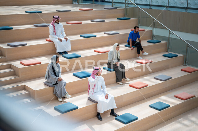 طلاب جامعيون عرب سعوديون خليجيون في قاعة المحاضرات في الجامعه, الإستماع الى المحاضره, ورش عمل, دورات تدريبيه, جامعات أكاديميه, كليات وجامعات متطوره, موظفون عرب سعوديون خليجيون في شركه, إجتماع عمل, الحوارات والنقاشات, فريق عمل سعودي