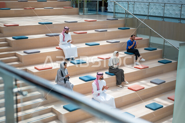 طلاب جامعيون عرب سعوديون خليجيون في قاعة المحاضرات في الجامعه, الإستماع الى المحاضره, ورش عمل, دورات تدريبيه, جامعات أكاديميه, كليات وجامعات متطوره, موظفون عرب سعوديون خليجيون في شركه, إجتماع عمل, الحوارات والنقاشات, فريق عمل سعودي