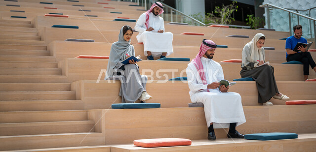 طلاب جامعيون عرب سعوديون خليجيون في قاعة المحاضرات في الجامعه, الإستماع الى المحاضره, ورش عمل, دورات تدريبيه, جامعات أكاديميه, كليات وجامعات متطوره, موظفون عرب سعوديون خليجيون في شركه, إجتماع عمل, الحوارات والنقاشات, فريق عمل سعودي