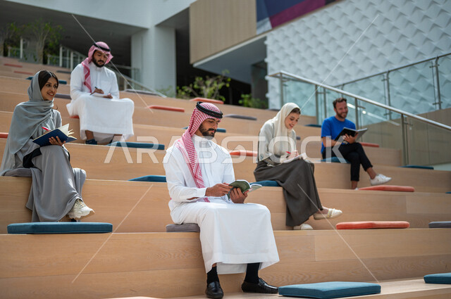 صوره مقربه لطلاب جامعيون عرب سعوديون خليجيون في قاعة المحاضرات في الجامعه, الإستماع الى المحاضره, ورش عمل, دورات تدريبيه, جامعات أكاديميه متطوره, موظفون عرب سعوديون خليجيون في شركه, إجتماع عمل, الحوارات والنقاشات, فريق عمل سعودي
