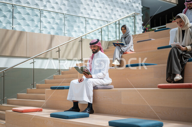 صوره مقربه لطلاب جامعيون عرب سعوديون خليجيون في قاعة المحاضرات في الجامعه, الإستماع الى المحاضره, ورش عمل, دورات تدريبيه, جامعات أكاديميه متطوره, موظفون عرب سعوديون خليجيون في شركه, إجتماع عمل, الحوارات والنقاشات, فريق عمل سعودي
