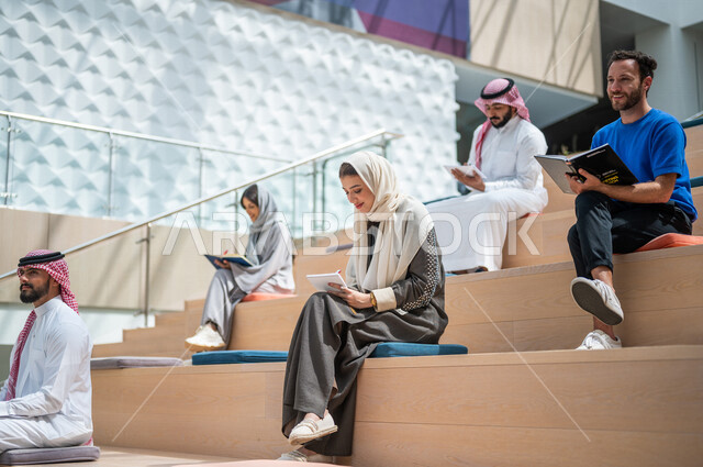 صوره مقربه لطلاب جامعيون عرب سعوديون خليجيون في قاعة المحاضرات في الجامعه, الإستماع الى المحاضره, ورش عمل, دورات تدريبيه, جامعات أكاديميه متطوره, موظفون عرب سعوديون خليجيون في شركه, إجتماع عمل, الحوارات والنقاشات, فريق عمل سعودي