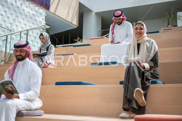 صوره مقربه لطلاب جامعيون عرب سعوديون خليجيون في قاعة المحاضرات في الجامعه, الإستماع الى المحاضره, ورش عمل, دورات تدريبيه, جامعات أكاديميه متطوره, موظفون عرب سعوديون خليجيون في شركه, إجتماع عمل, الحوارات والنقاشات, فريق عمل سعودي