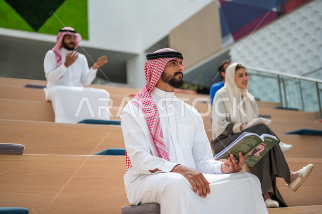 صوره مقربه لطلاب جامعيون عرب سعوديون خليجيون في قاعة المحاضرات في الجامعه, الإستماع الى المحاضره, ورش عمل, دورات تدريبيه, جامعات أكاديميه متطوره, موظفون عرب سعوديون خليجيون في شركه, إجتماع عمل, الحوارات والنقاشات, فريق عمل سعودي