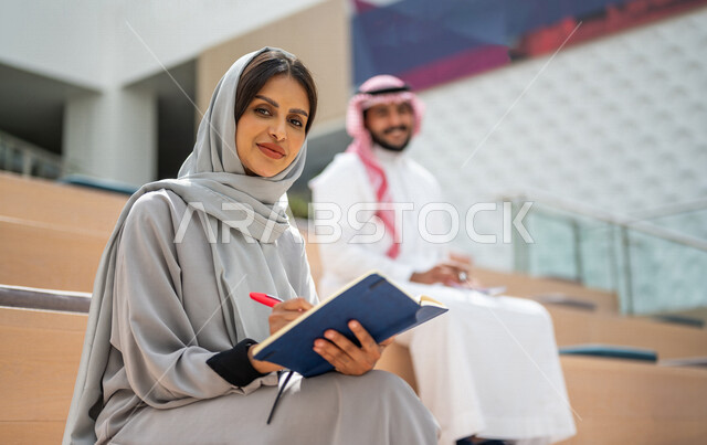 صوره مقربه لطلاب جامعيون عرب سعوديون خليجيون في قاعة المحاضرات في الجامعه, الإستماع الى المحاضره, ورش عمل, دورات تدريبيه, جامعات أكاديميه متطوره, موظفون عرب سعوديون خليجيون في شركه, إجتماع عمل, الحوارات والنقاشات, فريق عمل سعودي