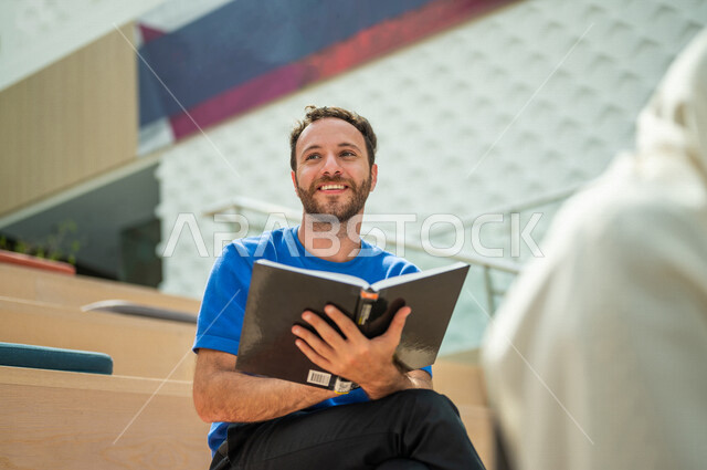 صوره مقربه لطالب جامعي بالزي الكاجوال في قاعة المحاضرات في الجامعه, الإستماع الى المحاضره, ورش عمل, دورات تدريبيه, جامعات أكاديميه متطوره, موظفون عرب سعوديون خليجيون في شركه, إجتماع عمل, الحوارات والنقاشات, فريق عمل سعودي