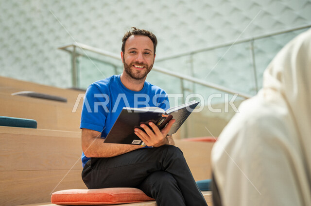 صوره مقربه لطالب جامعي بالزي الكاجوال في قاعة المحاضرات في الجامعه, الإستماع الى المحاضره, ورش عمل, دورات تدريبيه, جامعات أكاديميه متطوره, موظفون عرب سعوديون خليجيون في شركه, إجتماع عمل, الحوارات والنقاشات, فريق عمل سعودي