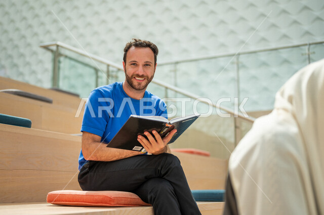 صوره مقربه لطالب جامعي بالزي الكاجوال في قاعة المحاضرات في الجامعه, الإستماع الى المحاضره, ورش عمل, دورات تدريبيه, جامعات أكاديميه متطوره, موظفون عرب سعوديون خليجيون في شركه, إجتماع عمل, الحوارات والنقاشات, فريق عمل سعودي