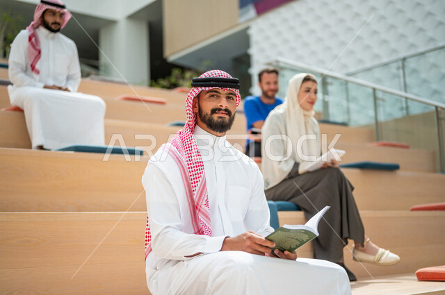 صوره مقربه لطلاب جامعيون عرب سعوديون خليجيون في قاعة المحاضرات في الجامعه, الإستماع الى المحاضره, ورش عمل, دورات تدريبيه, جامعات أكاديميه متطوره, موظفون عرب سعوديون خليجيون في شركه, إجتماع عمل, الحوارات والنقاشات, فريق عمل سعودي