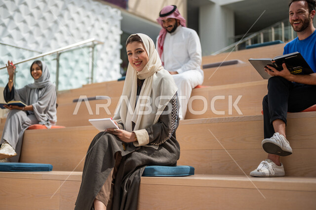 صوره مقربه لطلاب جامعيون عرب سعوديون خليجيون في قاعة المحاضرات في الجامعه, الإستماع الى المحاضره, ورش عمل, دورات تدريبيه, جامعات أكاديميه متطوره, موظفون عرب سعوديون خليجيون في شركه, إجتماع عمل, الحوارات والنقاشات, فريق عمل سعودي