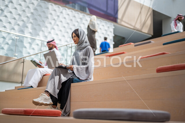 طلاب جامعيون عرب سعوديون خليجيون في قاعة المحاضرات في الجامعه, الإستماع الى المحاضره, ورش عمل, دورات تدريبيه, جامعات أكاديميه, كليات وجامعات متطوره, موظفون عرب سعوديون خليجيون في شركه, إجتماع عمل, الحوارات والنقاشات, فريق عمل سعودي