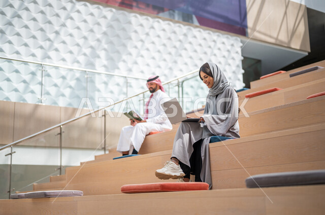 طلاب جامعيون عرب سعوديون خليجيون في قاعة المحاضرات في الجامعه, الإستماع الى المحاضره, ورش عمل, دورات تدريبيه, جامعات أكاديميه, كليات وجامعات متطوره, موظفون عرب سعوديون خليجيون في شركه, إجتماع عمل, الحوارات والنقاشات, فريق عمل سعودي
