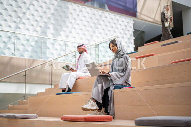 طلاب جامعيون عرب سعوديون خليجيون في قاعة المحاضرات في الجامعه, الإستماع الى المحاضره, ورش عمل, دورات تدريبيه, جامعات أكاديميه, كليات وجامعات متطوره, موظفون عرب سعوديون خليجيون في شركه, إجتماع عمل, الحوارات والنقاشات, فريق عمل سعودي