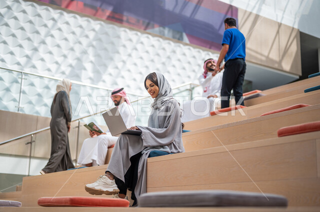 صوره مقربه لطلاب جامعيون عرب سعوديون خليجيون في قاعة المحاضرات في الجامعه, الإستماع الى المحاضره, ورش عمل, دورات تدريبيه, جامعات أكاديميه متطوره, موظفون عرب سعوديون خليجيون في شركه, إجتماع عمل, الحوارات والنقاشات, فريق عمل سعودي
