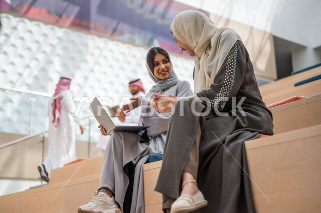 صوره مقربه لطلاب جامعيون عرب سعوديون خليجيون في الجامعه, بيئه تفاعليه بين الطلاب, ورش عمل, دورات تدريبيه, جامعات أكاديميه متطوره, موظفون عرب سعوديون خليجيون في شركه, إجتماع عمل, الحوارات والنقاشات, فريق عمل سعودي