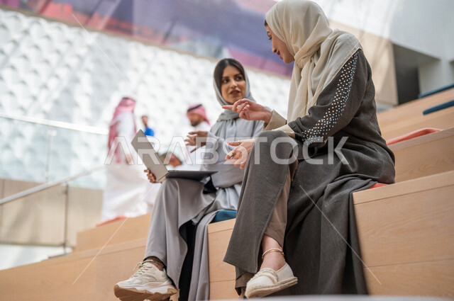صوره مقربه لطلاب جامعيون عرب سعوديون خليجيون في الجامعه, بيئه تفاعليه بين الطلاب, ورش عمل, دورات تدريبيه, جامعات أكاديميه متطوره, موظفون عرب سعوديون خليجيون في شركه, إجتماع عمل, الحوارات والنقاشات, فريق عمل سعودي