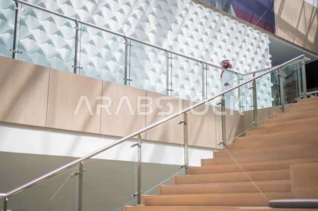 طالب جامعي عربي سعودي خليجي في بهو الجامعه, التجول في مبنى الجامعه, خروج الطلاب, الحرم الجامعي, جامعات أكاديميه متطوره, موظف عربي سعودي خليجي في مبنى الشركه, بداية الدوام الرسمي, خروج الموظفين, شركات عربيه سعوديه خليجيه