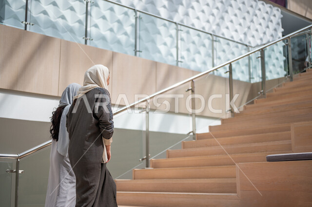 صوره من الخلف لطالبات جامعيات عربيات سعوديات خليجيات في بهو الجامعه, التجول في مبنى الجامعه, خروج الطلاب, الحرم الجامعي, جامعات أكاديميه متطوره, موظفون عرب سعوديون خليجيون في مبنى الشركه, بداية الدوام الرسمي, خروج الموظفين