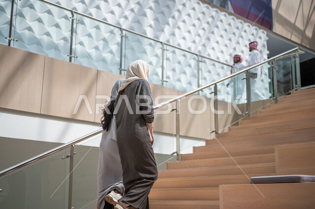 طلاب جامعيون عرب سعوديون خليجيون في بهو الجامعه, التجول في مبنى الجامعه, جودة البيئه التعليميه, جامعات أكاديميه متطوره, موظفون عرب سعوديون خليجيون في مبنى الشركه, بداية الدوام الرسمي, خروج الموظفين, شركات عربيه سعوديه خليجيه