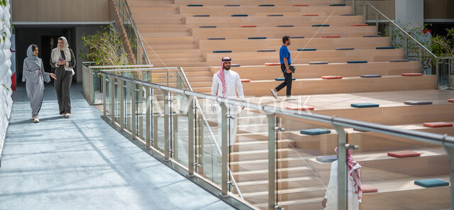 طلاب جامعيون عرب سعوديون خليجيون في بهو الجامعه, التجول في مبنى الجامعه, جودة البيئه التعليميه, جامعات أكاديميه متطوره, موظفون عرب سعوديون خليجيون في مبنى الشركه, بداية الدوام الرسمي, خروج الموظفين, شركات عربيه سعوديه خليجيه