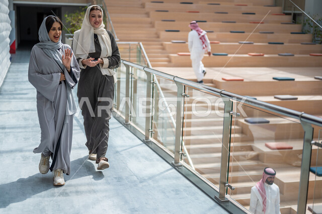 صوره مقربه لطالبات جامعيات عربيات سعوديات خليجيات في بهو الجامعه, التجول في مبنى الجامعه, جودة البيئه التعليميه الجامعيه, جامعات أكاديميه متطوره, موظفون عرب سعوديون خليجيون في مبنى الشركه, بداية الدوام الرسمي, التجول في بهو الشركه