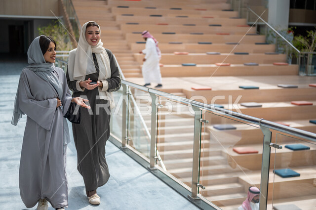 صوره مقربه لطالبات جامعيات عربيات سعوديات خليجيات في بهو الجامعه, التجول في مبنى الجامعه, جودة البيئه التعليميه الجامعيه, جامعات أكاديميه متطوره, موظفون عرب سعوديون خليجيون في مبنى الشركه, بداية الدوام الرسمي, التجول في بهو الشركه