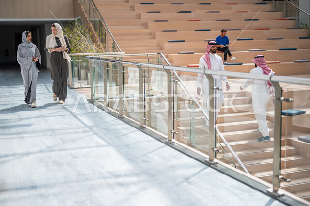 طلاب جامعيون عرب سعوديون خليجيون في بهو الجامعه, التجول في مبنى الجامعه, جودة البيئه التعليميه, جامعات أكاديميه متطوره, موظفون عرب سعوديون خليجيون في مبنى الشركه, بداية الدوام الرسمي, خروج الموظفين, شركات عربيه سعوديه خليجيه