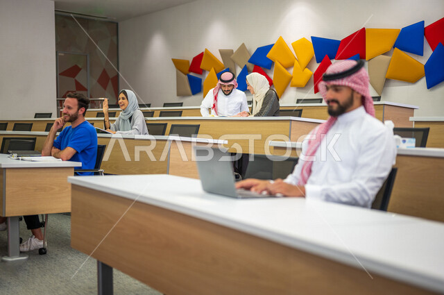 طلاب جامعيون عرب سعوديون خليجيون في قاعة المحاضرات في الجامعه, التفاعل والمشاركه, تدوين الملاحظات, الإستماع الى المحاضره, ورش عمل, دورات تدريبيه, دروس و محاضرات, جودة التعليم, جامعات أكاديميه في السعوديه, كليات وجامعات متطوره
