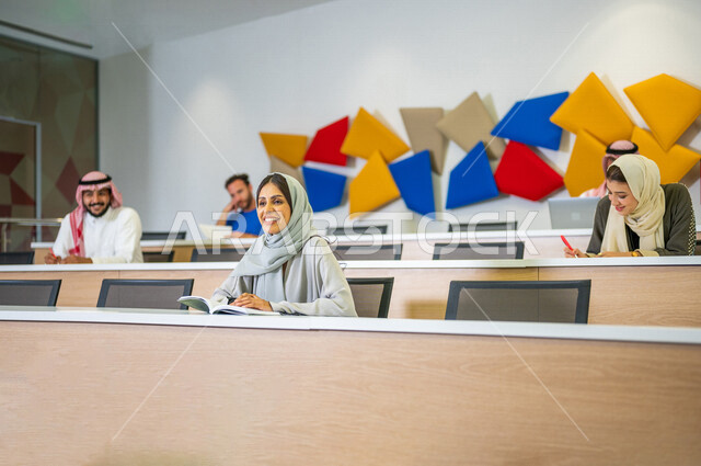 طلاب جامعيون عرب سعوديون خليجيون في قاعة المحاضرات في الجامعه, التفاعل والمشاركه, ورش عمل, الإستماع الى المحاضره, دورات تدريبيه, دروس و محاضرات, جودة التعليم, جامعات أكاديميه في السعوديه, كليات وجامعات متطوره, بيئه تعليميه تفاعليه