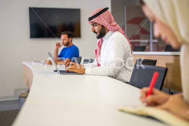 صوره مقربه لطلاب جامعيون عرب سعوديون خليجيون في قاعة المحاضرات في الجامعه, تدوين الملاحظات, الإستماع الى المحاضره, ورش عمل, دورات تدريبيه, دروس و محاضرات, جودة التعليم, جامعات أكاديميه في السعوديه, كليات وجامعات متطوره