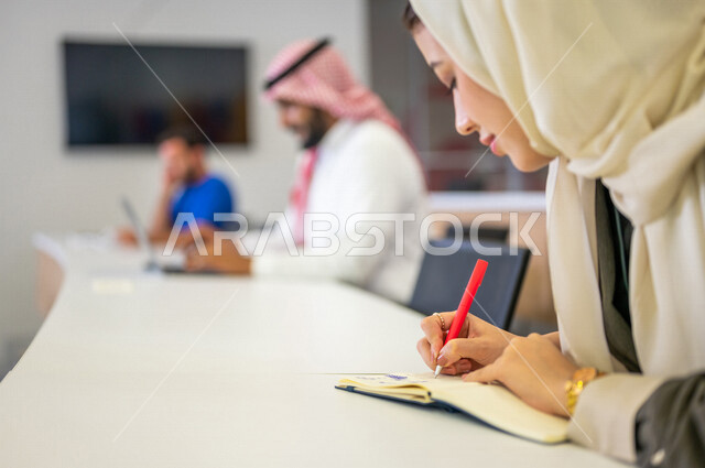 صوره مقربه لطلاب جامعيون عرب سعوديون خليجيون في قاعة المحاضرات في الجامعه, التفاعل والمشاركه, تدوين الملاحظات, الإستماع الى المحاضره, ورش عمل, دورات تدريبيه, دروس و محاضرات, جودة التعليم, جامعات أكاديميه في السعوديه, كليات وجامعات متطوره