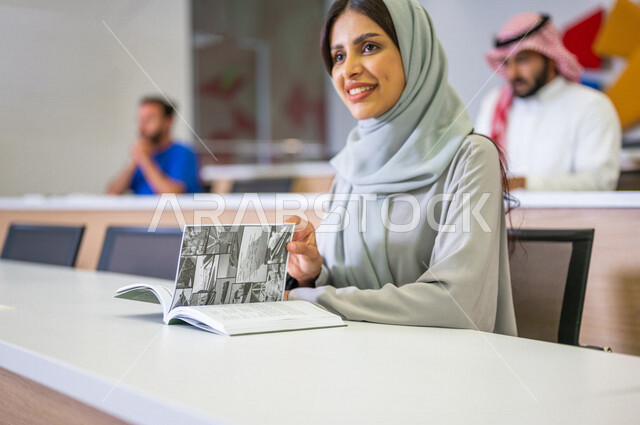 صوره مقربه لطالبه جامعيه عربيه سعوديه خليجيه في قاعة المحاضرات في الجامعه, طلاب جامعيين, تدوين الملاحظات, الإستماع الى المحاضره, ورش عمل, دورات تدريبيه, دروس و محاضرات, جودة التعليم, جامعات أكاديميه في السعوديه, كليات وجامعات متطوره