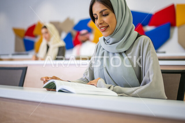 صوره مقربه لطالبه جامعيه عربيه سعوديه خليجيه في قاعة المحاضرات في الجامعه, طلاب جامعيين, تدوين الملاحظات, الإستماع الى المحاضره, ورش عمل, دورات تدريبيه, دروس و محاضرات, جودة التعليم, جامعات أكاديميه في السعوديه, كليات وجامعات متطوره