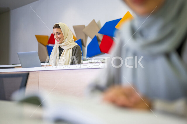 صوره مقربه لطالبه جامعيه عربيه سعوديه خليجيه في قاعة المحاضرات في الجامعه, طالبات جامعيات, تدوين الملاحظات, الإستماع الى المحاضره, ورش عمل, دورات تدريبيه, دروس و محاضرات, جودة التعليم, جامعات أكاديميه في السعوديه, كليات وجامعات متطوره