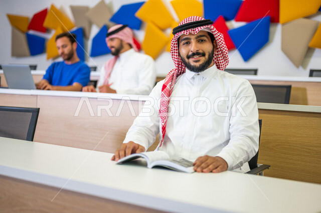 صوره مقربه لطلاب جامعيون عرب سعوديون خليجيون في قاعة المحاضرات في الجامعه, التفاعل والمشاركه, تدوين الملاحظات, الإستماع الى المحاضره, ورش عمل, دورات تدريبيه, دروس و محاضرات, جودة التعليم, جامعات أكاديميه في السعوديه, كليات وجامعات متطوره