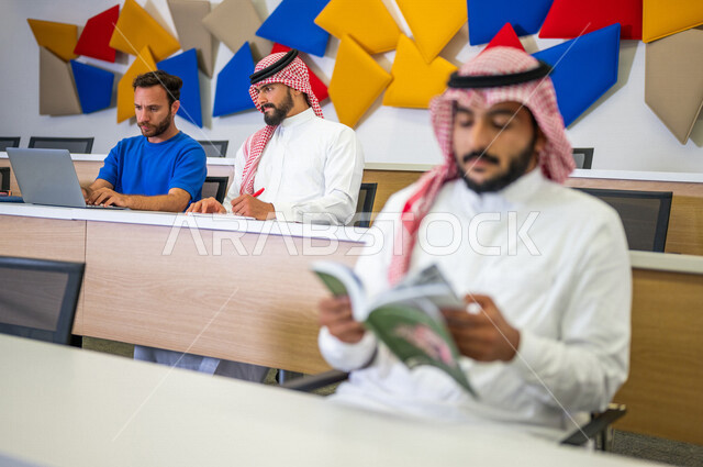 صوره مقربه لطلاب جامعيون عرب سعوديون خليجيون في قاعة المحاضرات في الجامعه, التفاعل والمشاركه, تدوين الملاحظات, الإستماع الى المحاضره, ورش عمل, دورات تدريبيه, دروس و محاضرات, جودة التعليم, جامعات أكاديميه في السعوديه, كليات وجامعات متطوره