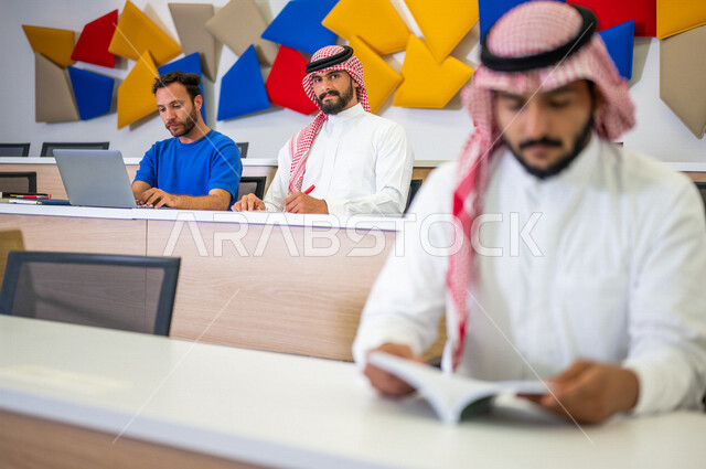 صوره مقربه لطلاب جامعيون عرب سعوديون خليجيون في قاعة المحاضرات في الجامعه, التفاعل والمشاركه, تدوين الملاحظات, الإستماع الى المحاضره, ورش عمل, دورات تدريبيه, دروس و محاضرات, جودة التعليم, جامعات أكاديميه في السعوديه, كليات وجامعات متطوره