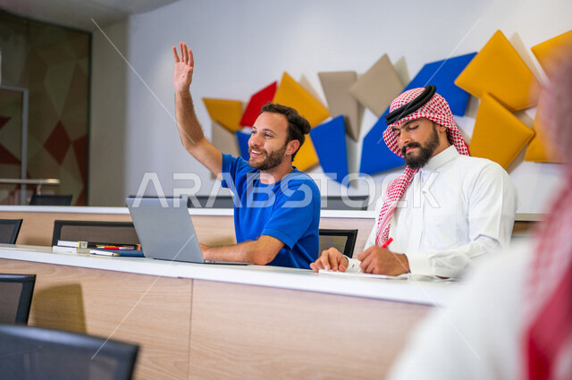 صوره مقربه لطلاب جامعيون عرب سعوديون خليجيون في قاعة المحاضرات في الجامعه, التفاعل والمشاركه, تدوين الملاحظات, الإستماع الى المحاضره, ورش عمل, دورات تدريبيه, دروس و محاضرات, جودة التعليم, جامعات أكاديميه في السعوديه, كليات وجامعات متطوره