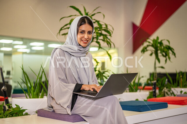 صوره مقربه لإمرأة عربية سعودية خليجيه تستخدم جهاز الحاسوب المحمول, طالبه جامعيه، أبحاث ودراسات علميه, إجراء مكالمة فيديو, تواصل إجتماعي، إجتماع عبر الإنترنت، التسويق الإلكتروني، تصفح الإنترنت, دردشة ومحادثات, جامعات أكاديميه متطوره في السعوديه