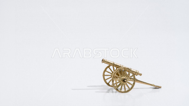 مدفع رمضان عربي تقليدي معدني، إضاءة وزينة، مدفع دخول وقت الإفطار في شهر رمضان, الإحتفال والبهجه بقدوم شهر رمضان، ديكورات وأنوار، اجواء رمضانية رائعه، الاستعداد لدخول شهر رمضان المبارك