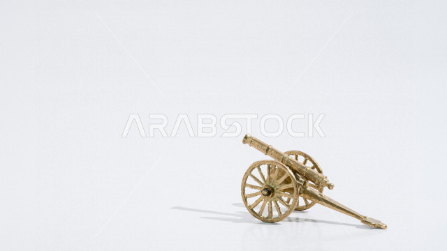 مدفع رمضان عربي تقليدي معدني، إضاءة وزينة، مدفع دخول وقت الإفطار في شهر رمضان, الإحتفال والبهجه بقدوم شهر رمضان، ديكورات وأنوار، اجواء رمضانية رائعه، الاستعداد لدخول شهر رمضان المبارك