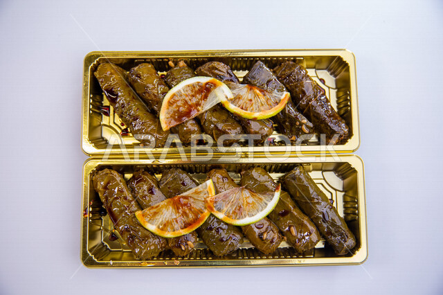 صورة مقربة لطبق محشي ورق العنب اللذيذ، مطاعم للمأكولات العربية الشرقية، وجبات الطعام الشهية، اكلات عربية شرقية، خلفية بيضاء