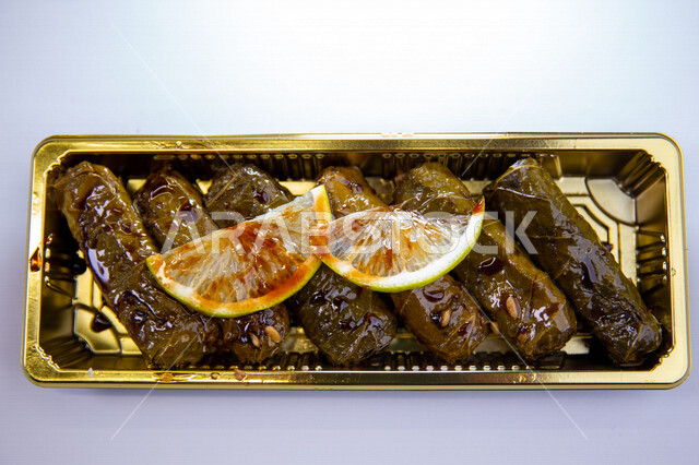 صورة مقربة لطبق محشي ورق العنب اللذيذ، مطاعم للمأكولات العربية الشرقية، وجبات الطعام الشهية، اكلات عربية شرقية، خلفية بيضاء