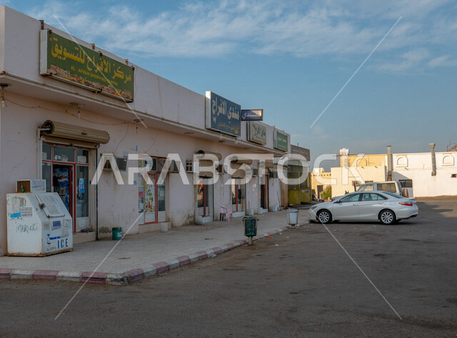 محلات تجارية في الطريق السريع بين مكة المكرمة والمدينة المنورة بالمملكة العربية السعودية، مركز تسوق تجاري، محلات تجارية، الطرق والشوارع، معالم السعودية