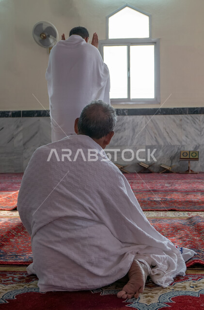 صورة من الخلف للحجاج والمعتمرين يئدون الصلاة في احد مساجد مكة المكرمة بالمملكة العربية السعودية، العبادة والتقرب الى الله، اداء الفرائض، اسلاميات وعبادة